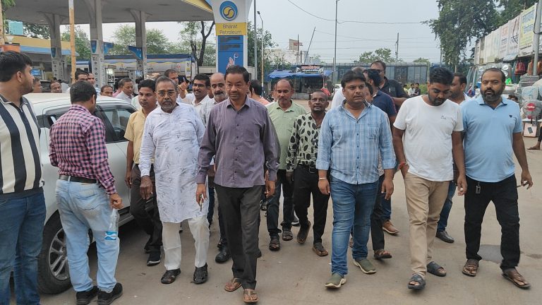 खरसिया पुलिस चौकी पहुंचे कांग्रेस कार्यकर्ता, उमेश पटेल की छवि खराब करने वाले भाजपा नेताओं पर कार्रवाई की&nbsp;मांग