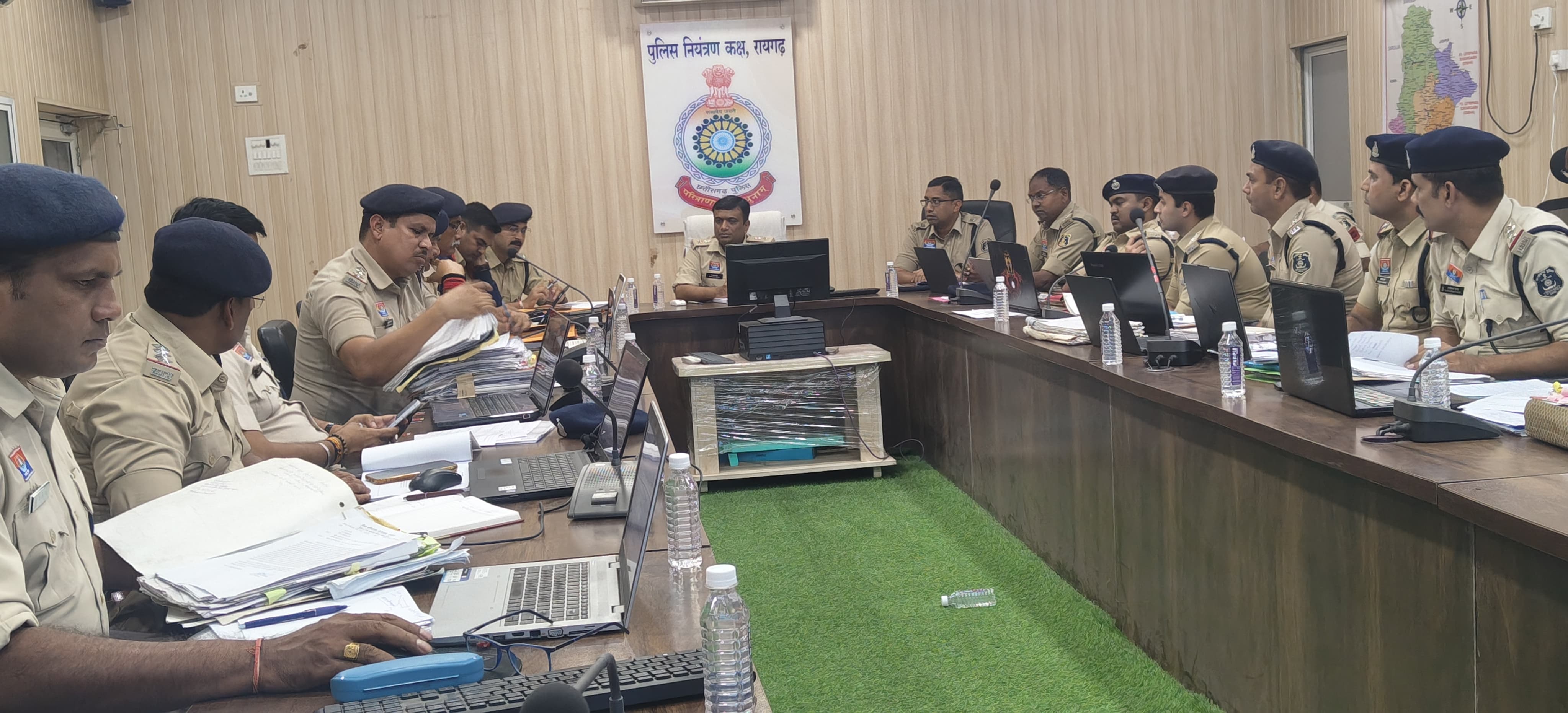 अपराध समीक्षा बैठक : एसपी दिव्यांग पटेल के निर्देश — लंबित प्रकरणों का शीघ्र निराकरण करें, विजुअल पुलिसिंग को बनाएं और&nbsp;प्रभावी