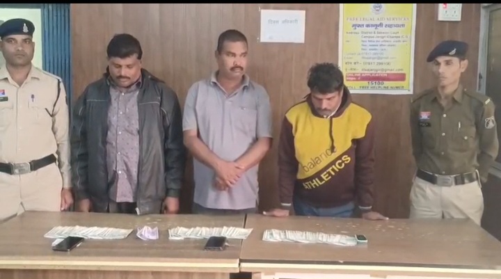 सक्ती और तेलंगाना पुलिस की संयुक्त कार्रवाई में नकली नोट सप्लाई करने वाले बड़े गिरोह का भंडाफोड़… तीन आरोपी गिरफ्तार… और 1 लाख 70 हजार रुपए के नकली नोट बरामद किए गए&nbsp;हैं