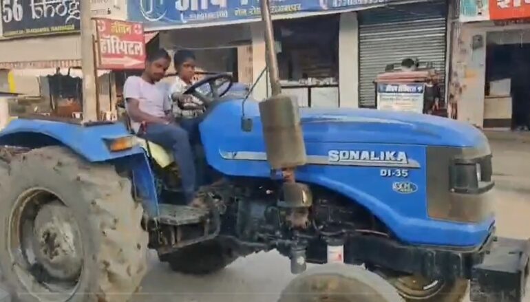 बलरामपुर —नशे में धुत चालक सोया, 9 साल का बच्चा चलाता रहा ट्रैक्टर; राहगीर दंग, वीडियो&nbsp;वायरल