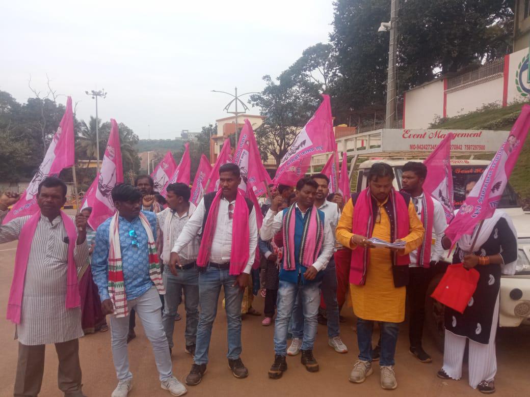 जोगी कांग्रेसियों ने किरंदुल पहुँचे एनएमडीसी के सीएमडी का घेराव कर किया जमकर विरोध,नागरनार स्टील प्लांट के विनिवेश के खिलाफ जताया&nbsp;रोष