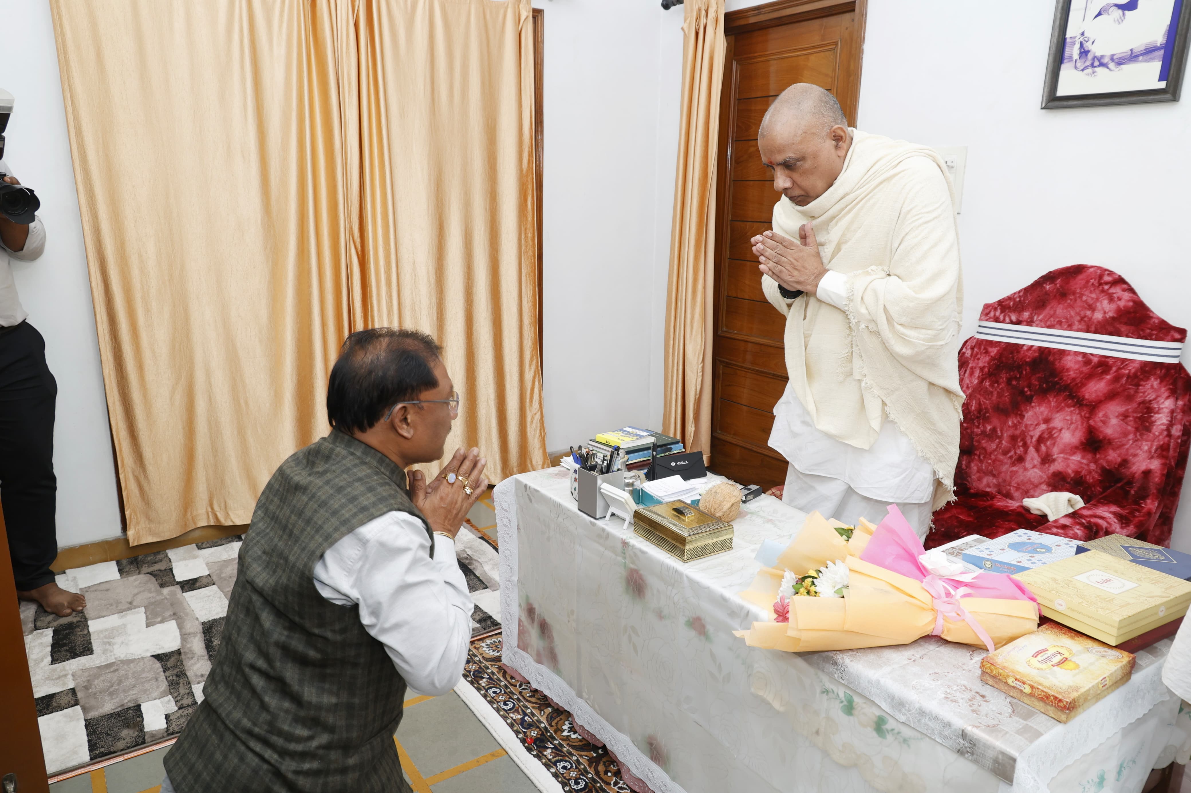 मुख्यमंत्री विष्णुदेव साय ने ग्राम बनोरा स्थित अघोर गुरुपीठ में गुरु दर्शन कर लिया&nbsp;आशीर्वाद