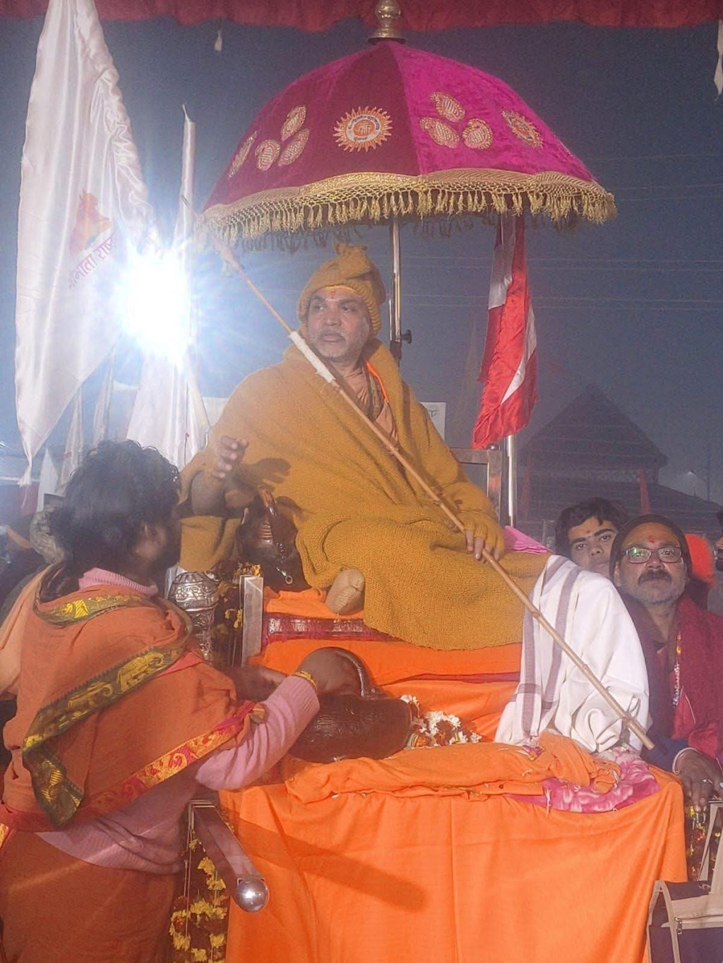 कुंभ में जगद्गुरु शंकराचार्य अविमुक्तेश्वर नंद सरस्वती से अभद्रता, माघ पूर्णिमा स्नान से रोके जाने पर&nbsp;आक्रोश