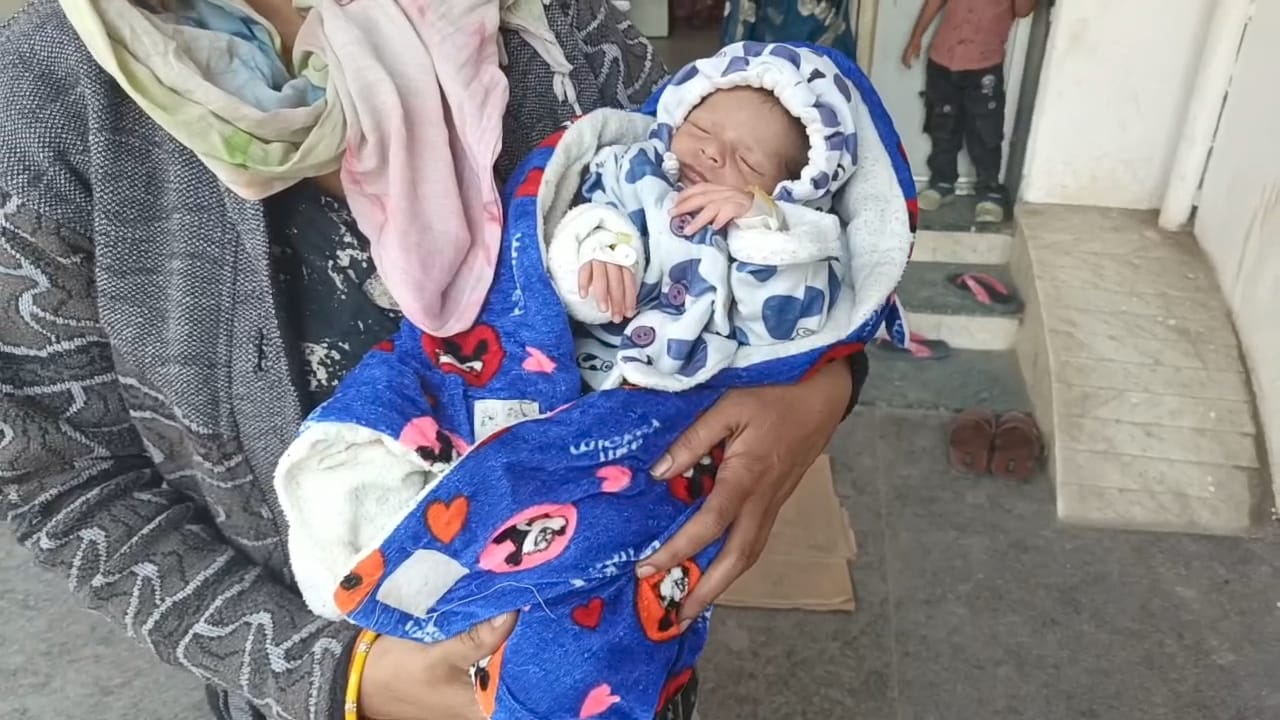 मां की गोद से 20 दिन की बच्ची को बंदर ने छीना, कुएं में फेंका,डायपर बना ‘लाइफ जैकेट’, ग्रामीणों की सूझबूझ से बची मासूम की&nbsp;जान