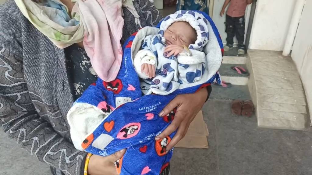 मां की गोद से 20 दिन की बच्ची को बंदर ने छीना, कुएं में फेंका,डायपर बना ‘लाइफ जैकेट’, ग्रामीणों की सूझबूझ से बची मासूम की जान