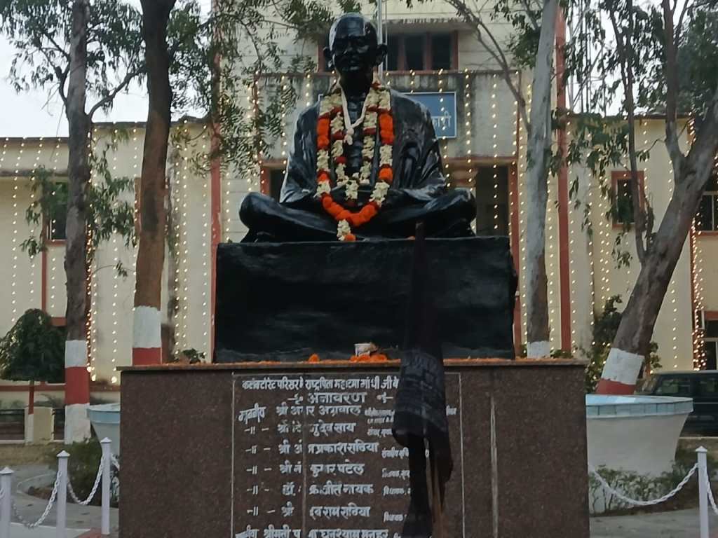 गणतंत्र दिवस पर रायगढ़ कलेक्ट्रेट में फहराया गया काला झंडा, प्रशासन पर गंभीर आरोप……