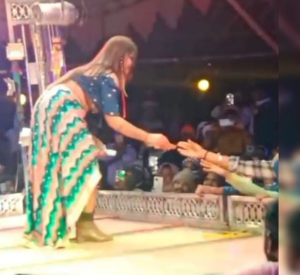 गरियाबंद आर्केस्ट्रा अश्लीलता मामला: मंच पर आपत्तिजनक नाच, एसडीएम पर पैसे लुटाने का आरोप, वीडियो&nbsp;वायरल…..