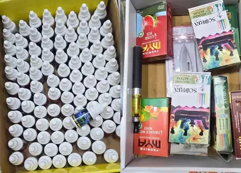 अंबिकापुर में ई-सिगरेट पर बड़ी कार्रवाई: दो दुकानों से प्रतिबंधित वेप व फ्लेवर लिक्विड जब्त, संचालक&nbsp;गिरफ्तार