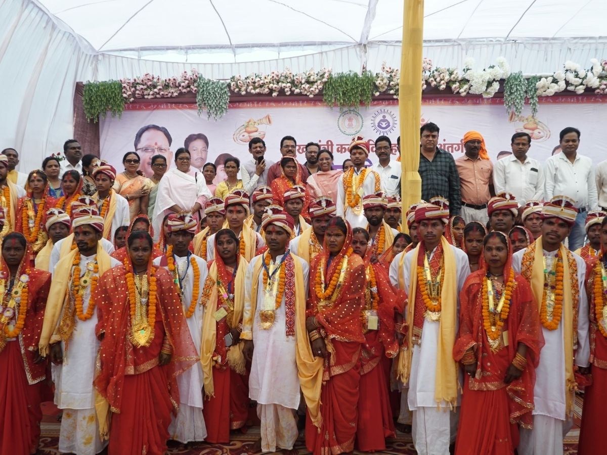 बलरामपुर में प्रशासन की बड़ी लापरवाही….! मुख्यमंत्री कन्या विवाह कार्यक्रम में भड़के जनप्रतिनिधि, मंच छोड़कर बैठे&nbsp;नीचे