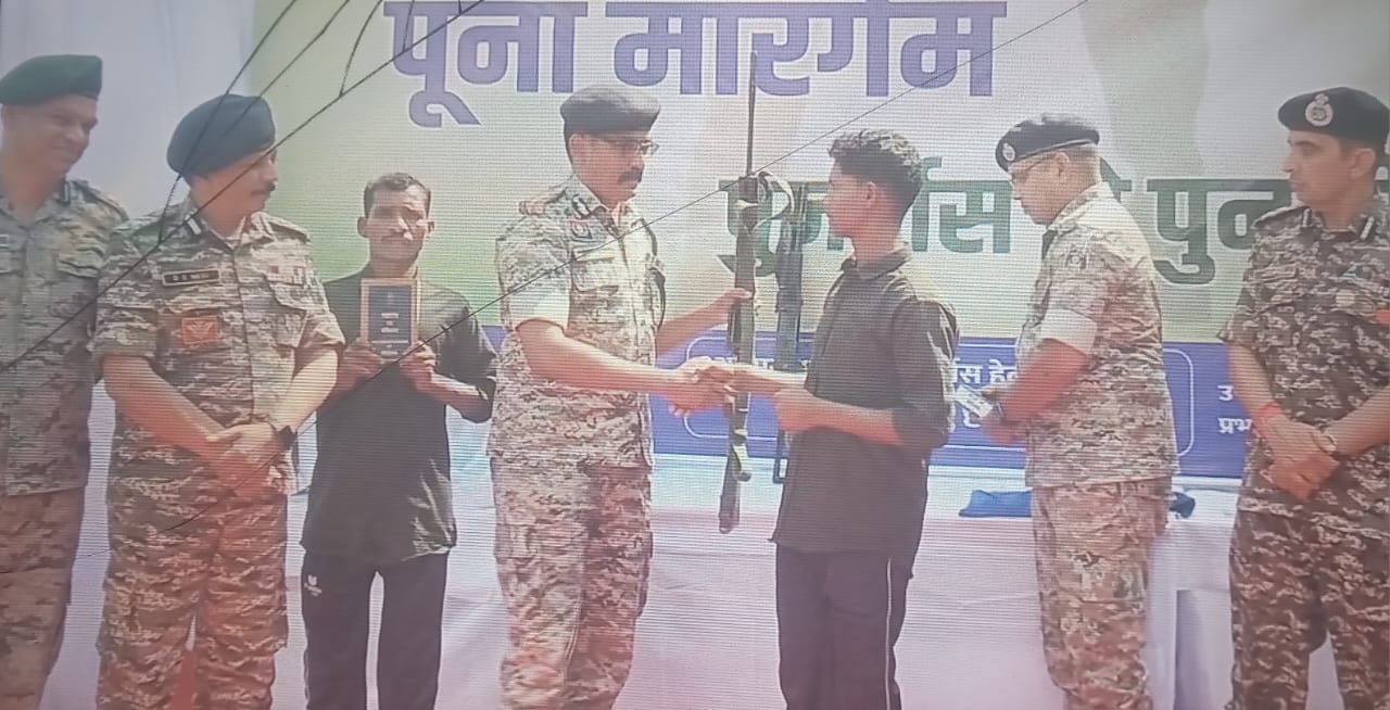 बीजापुर में पुलिस को बड़ी सफलता, हथियारों के साथ 12 माओवादियों ने किया&nbsp;आत्मसमर्पण