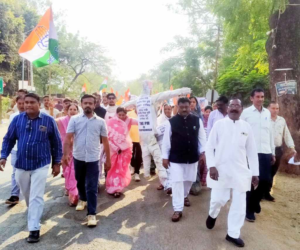 कांग्रेसियो ने किया केंद्रीय मंत्री हरदीप सिंह पूरी का पुतला दहन……!!