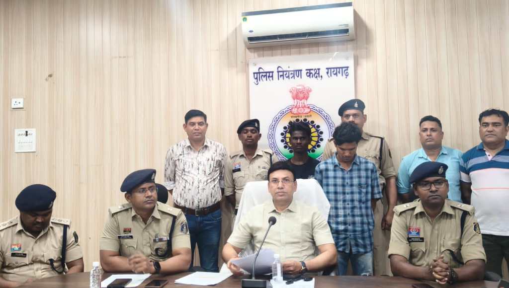 मोबाइल शॉप में लाखों की चोरी का खुलासा, 14 लाख के 16 आईफोन बरामद — दो आरोपी गिरफ्तार