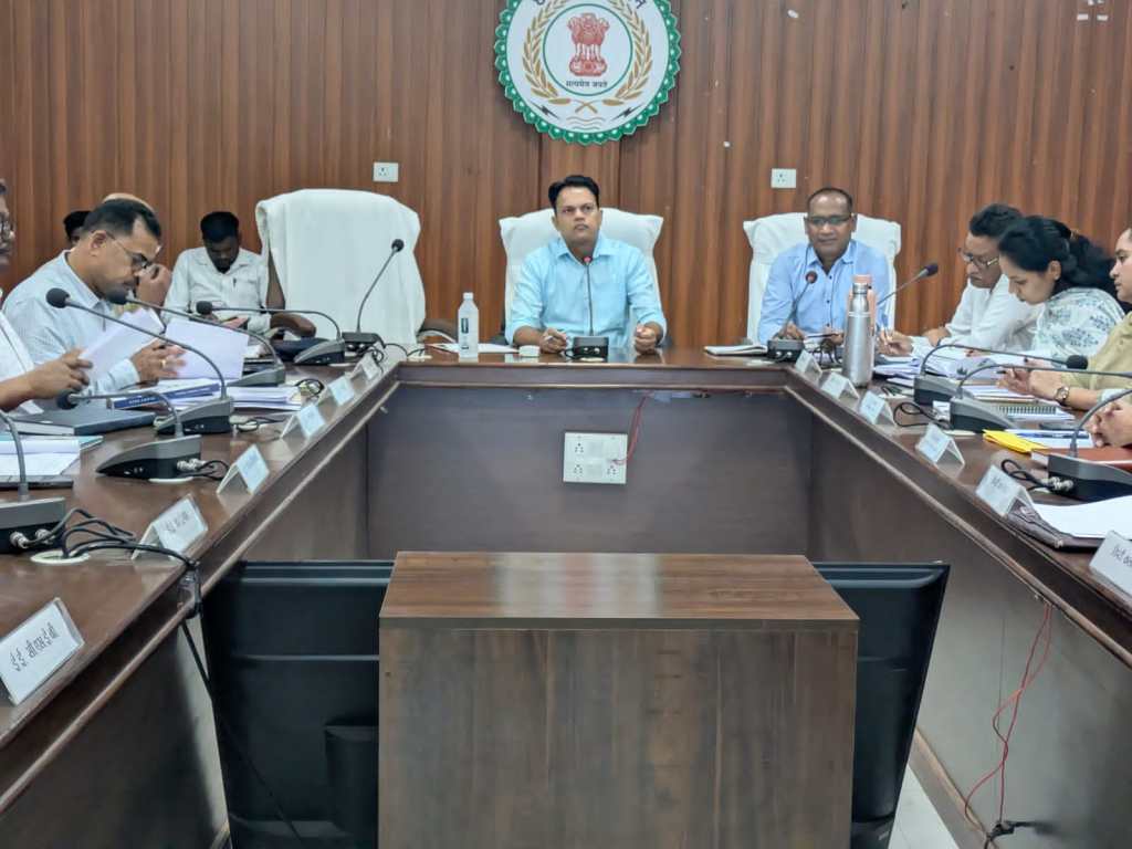 शत-प्रतिशत पात्र हितग्राहियों का आयुष्मान एवं वय वंदन कार्ड निर्माण सुनिश्चित करें :–&nbsp;कलेक्टर