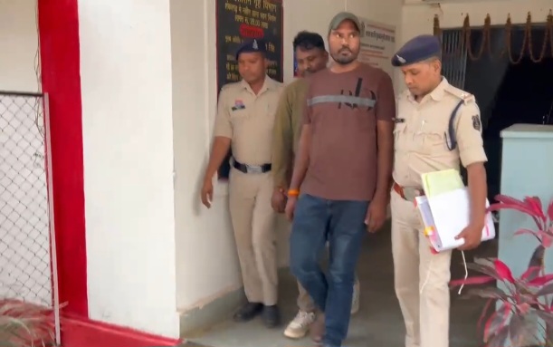 आवास योजना में 10 लाख से अधिक का गबन, पंचायत सचिव व रोजगार सहायक&nbsp;गिरफ्तार